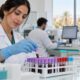 Professionnelle manipulant des tubes dans un laboratoire — illustration