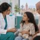 Enfant accompagnée de sa mère et rassurée par une professionnelle — illustration